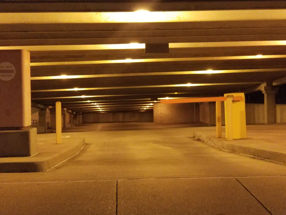 Interior de un parqueadero cubierto